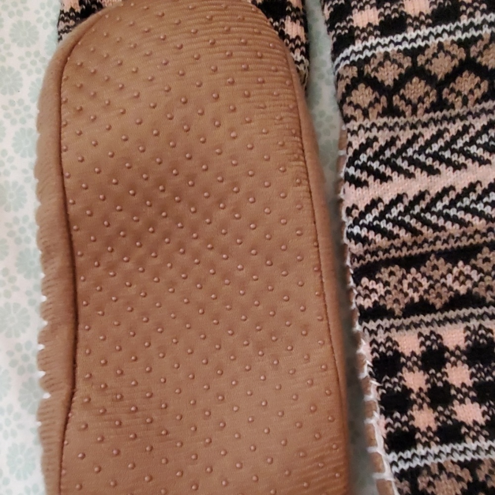 SLIPPER SOCKS AND SCRUNCHIES - Picture 2 of 7